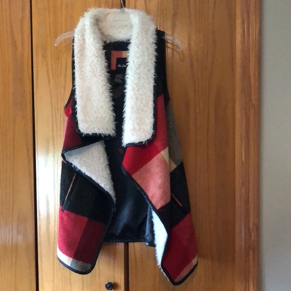 Women’s plaid sleeveless vest with front and faux fur. Size medium - Picture 8 of 8